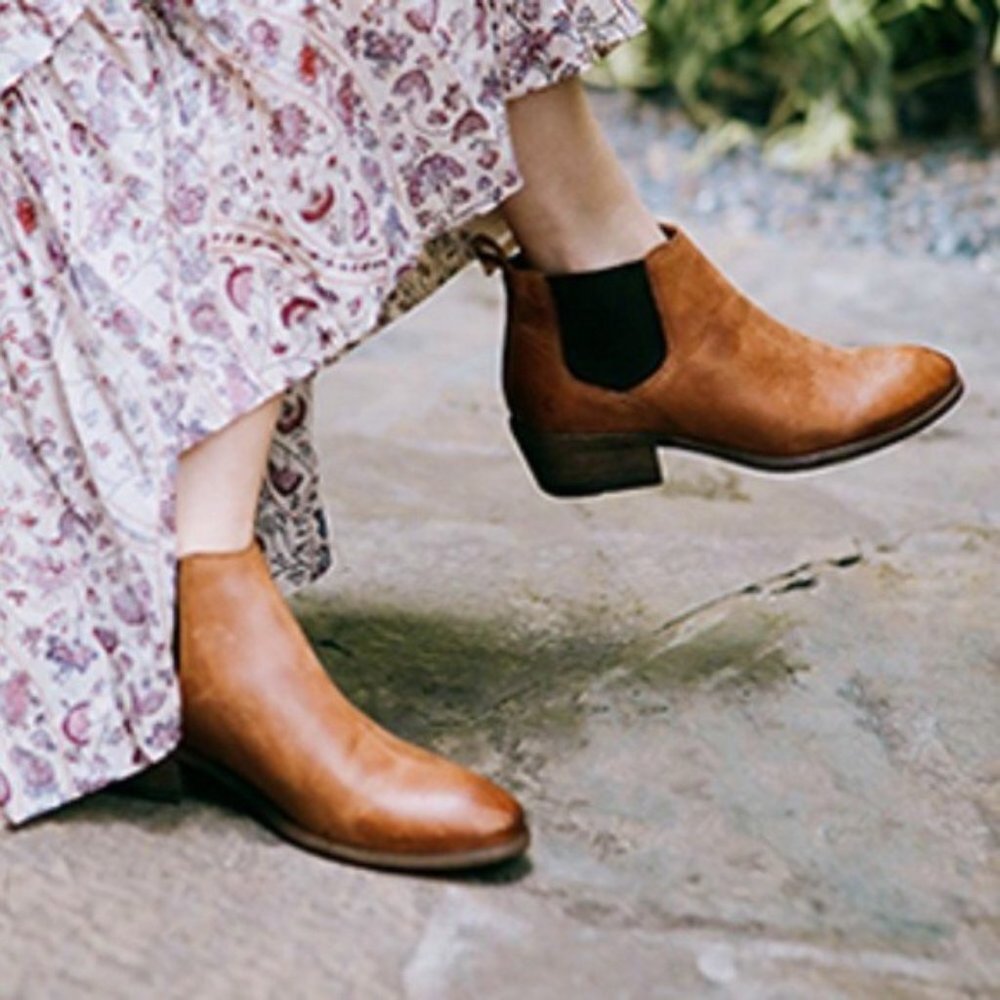 Frye Carson Chelsea Marigold Tan Leather Low Heel Casual Everyday Ankle Boots - Picture 1 of 8